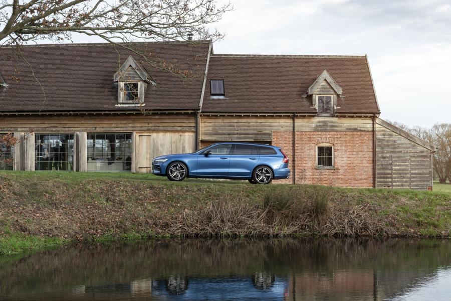  Volvo V60 D4 R-Design 2018 года  (UK) (фото 4 из 10)